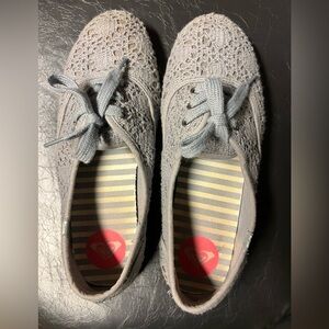 Roxy womens size 9 Light Gray Crochet Sneakers